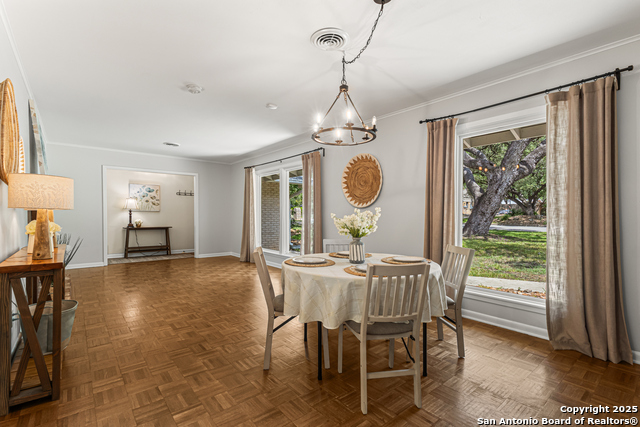 Listing photo id 3 for 8731 Oak Ledge
