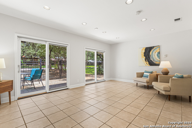 Listing photo id 4 for 8731 Oak Ledge