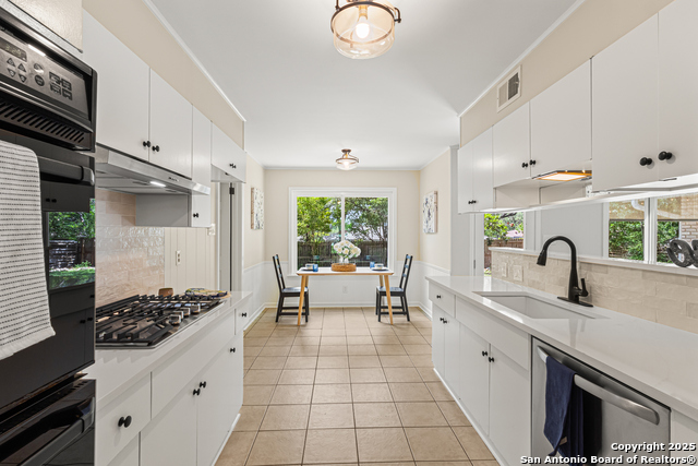 Listing photo id 5 for 8731 Oak Ledge