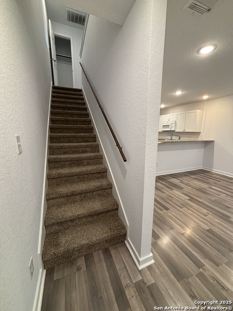 Listing photo id 9 for 1522 Elmendorf