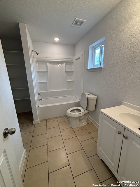 Listing photo id 12 for 1522 Elmendorf