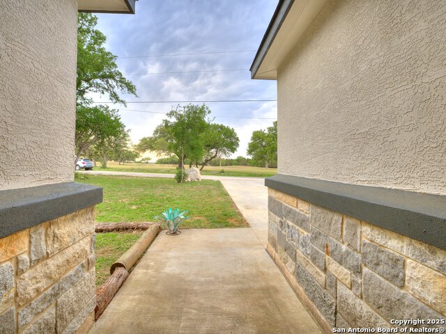 Listing photo id 7 for 656 Fawn
