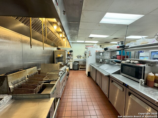 Listing photo id 8 for 2262 Bandera Hwy