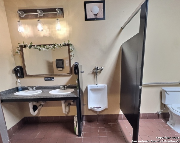 Listing photo id 11 for 2262 Bandera Hwy