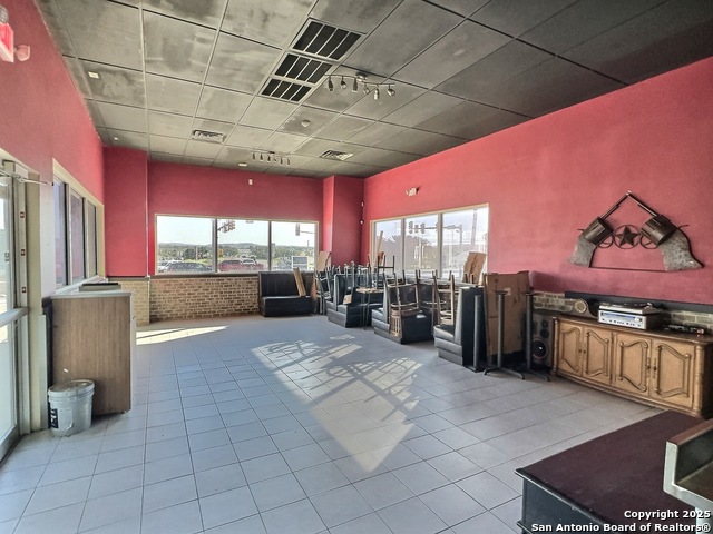Listing photo id 14 for 2262 Bandera Hwy