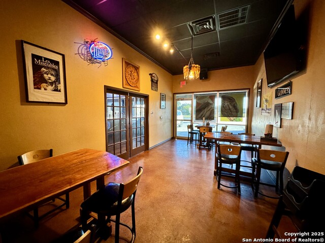 Listing photo id 6 for 2262 Bandera Hwy