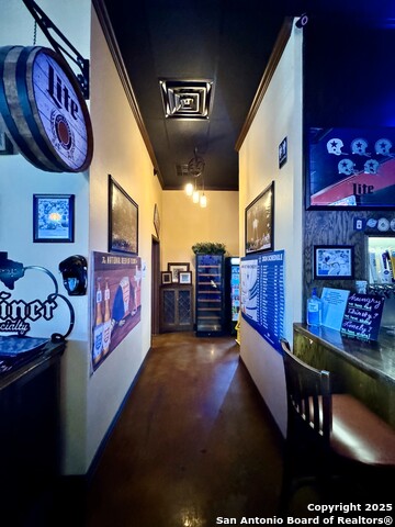 Listing photo id 7 for 2262 Bandera Hwy