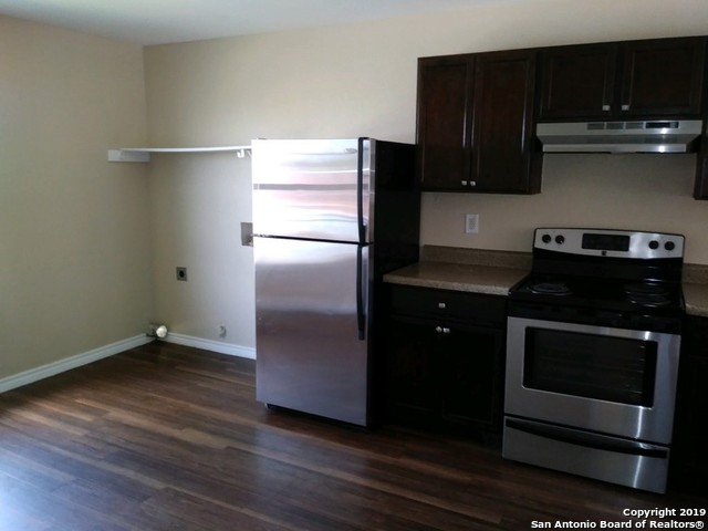 Image 4 of 6 For 830 Hutchins Pl W 4