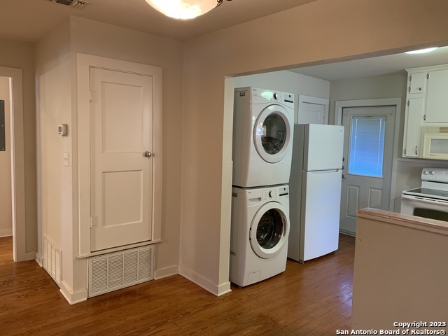 Image 10 of 34 For 588 Castell Ave S
