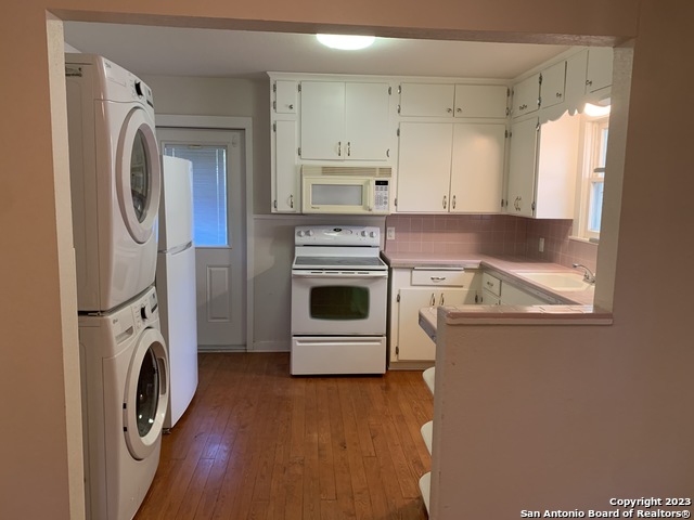 Image 11 of 34 For 588 Castell Ave S