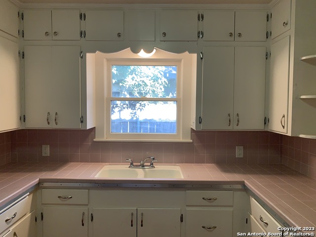 Image 12 of 34 For 588 Castell Ave S