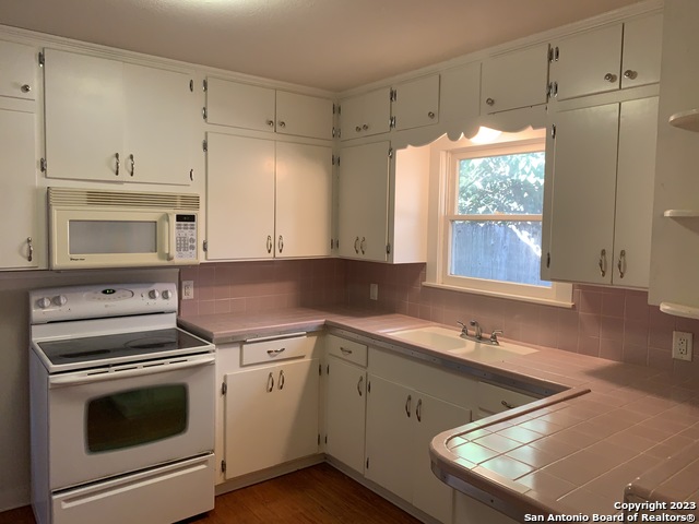 Image 13 of 34 For 588 Castell Ave S