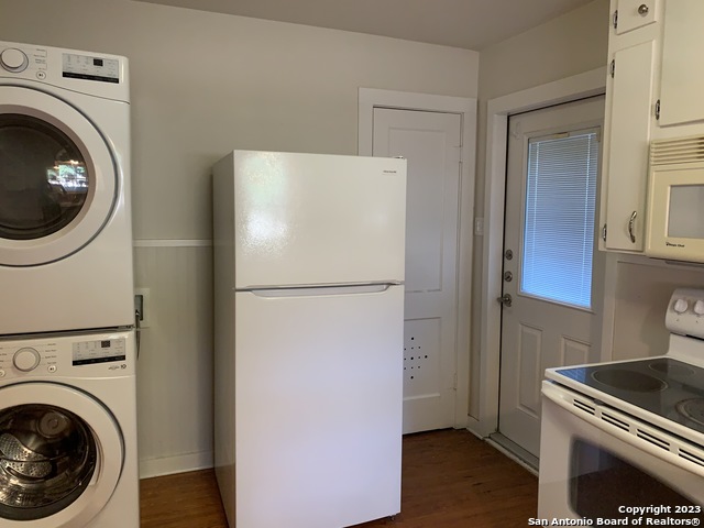 Image 14 of 34 For 588 Castell Ave S