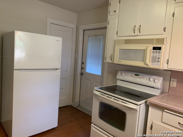 Image 15 of 34 For 588 Castell Ave S