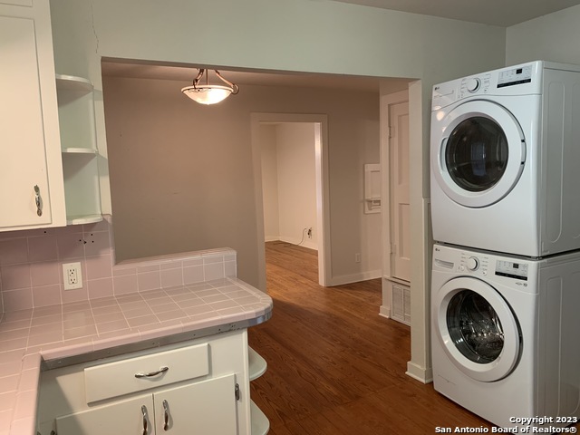 Image 16 of 34 For 588 Castell Ave S