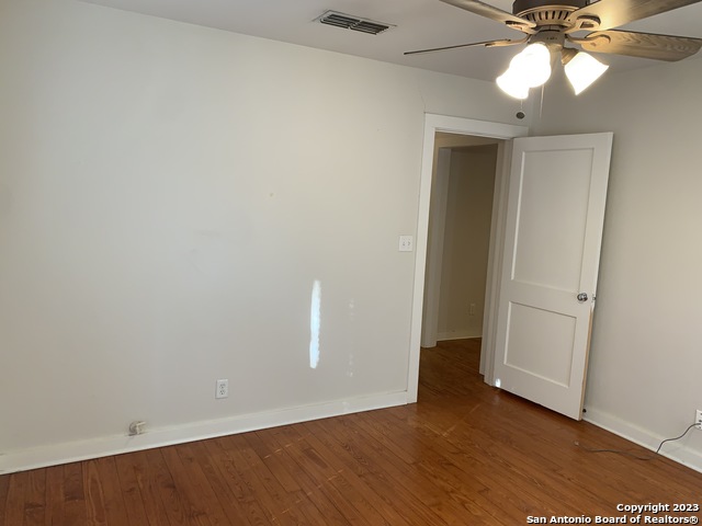 Image 20 of 34 For 588 Castell Ave S