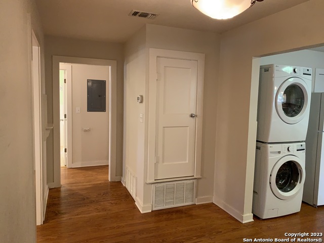 Image 9 of 34 For 588 Castell Ave S