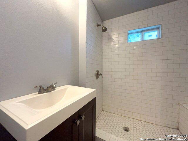 Image 15 of 21 For 222 Cadwallader St  1