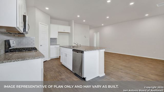 Listing photo id 8 for 449 Payton Drive