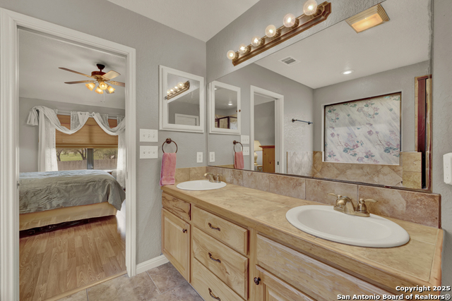 Listing photo id 12 for 1415 Allison