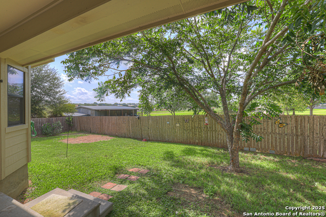 Listing photo id 17 for 1415 Allison