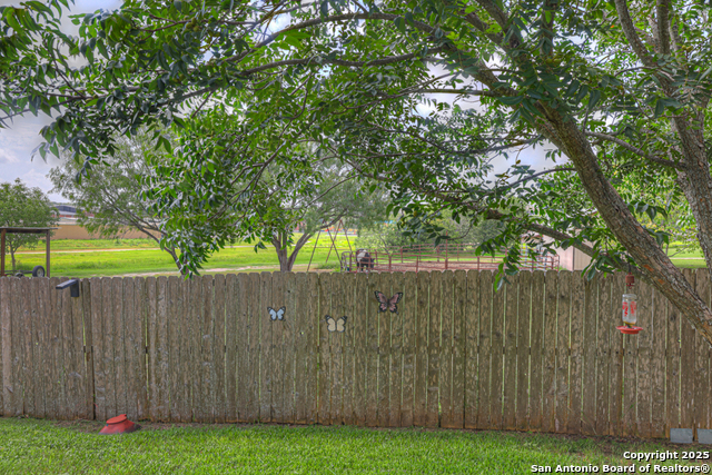 Listing photo id 18 for 1415 Allison