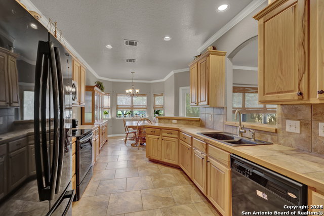 Listing photo id 6 for 1415 Allison