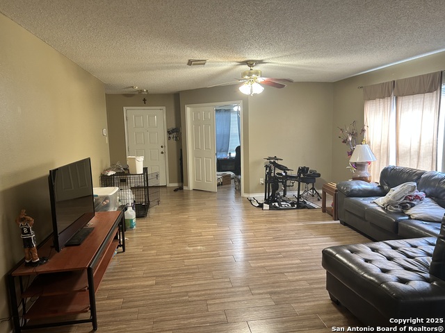Listing photo id 15 for 4938 Brianna