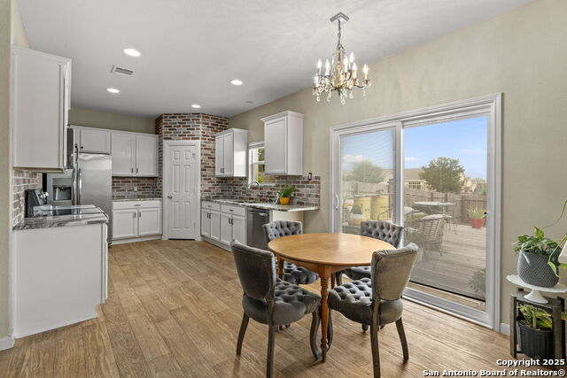Listing photo id 8 for 2105 Hazelwood