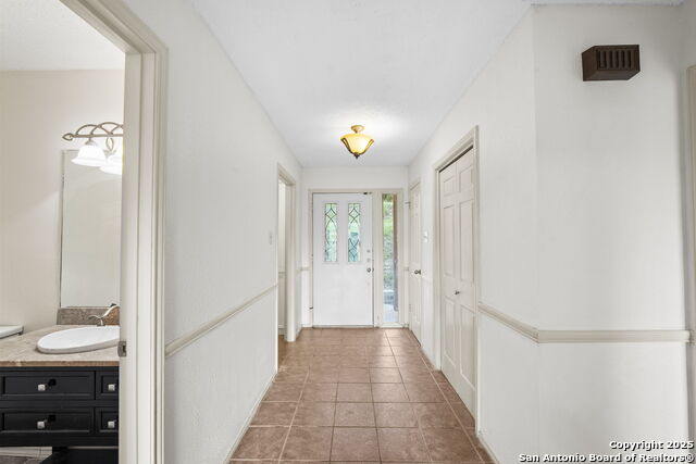 Listing photo id 3 for 12904 Wells Fargo