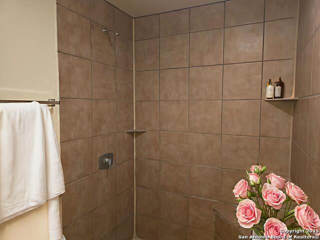 Listing photo id 6 for 11843 Braesview  1814