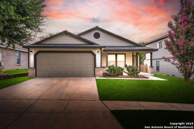 Image 2 of 28 For 121 Willow Bluff