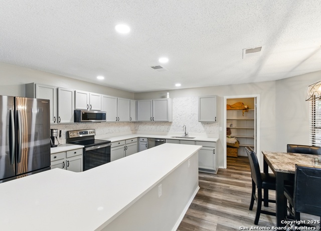 Listing photo id 11 for 3200 Emerson