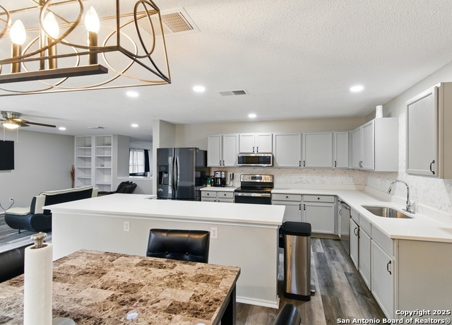 Listing photo id 2 for 3200 Emerson