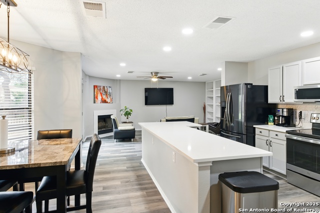 Listing photo id 7 for 3200 Emerson