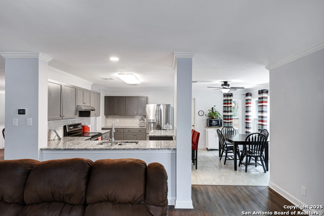 Listing photo id 11 for 9642 Elmstone