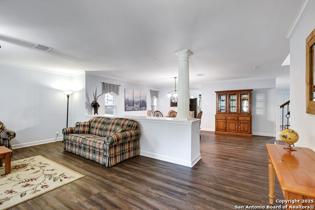 Listing photo id 3 for 9642 Elmstone