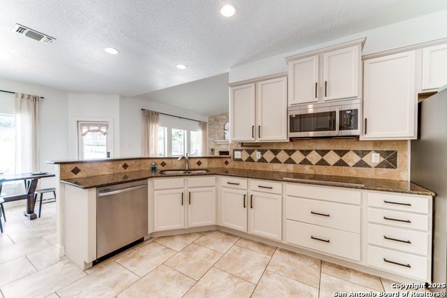 Listing photo id 8 for 915 Midnight