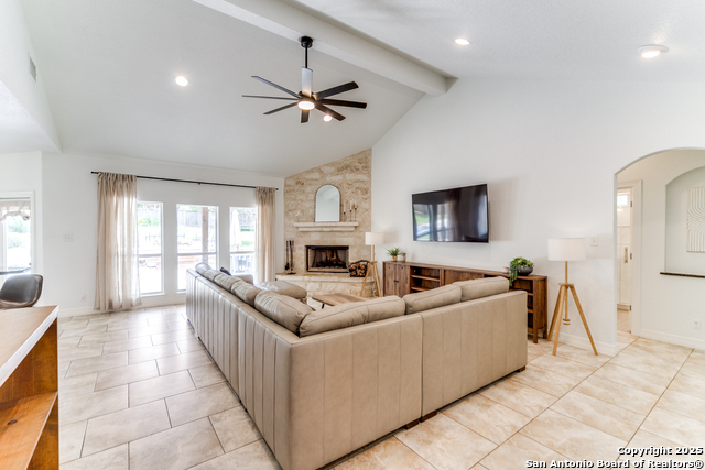 Listing photo id 10 for 915 Midnight