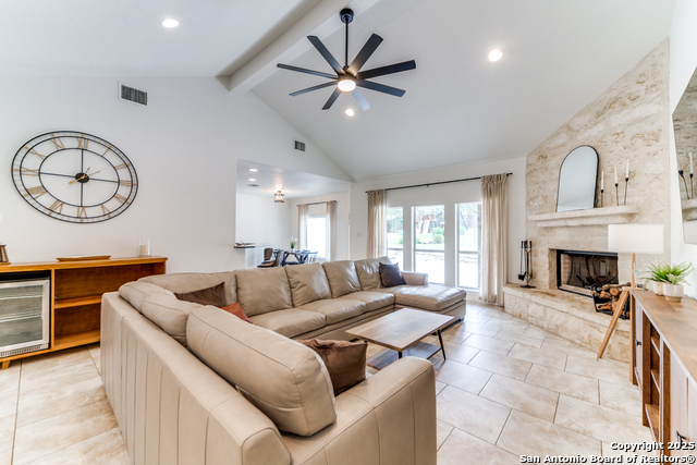 Listing photo id 11 for 915 Midnight