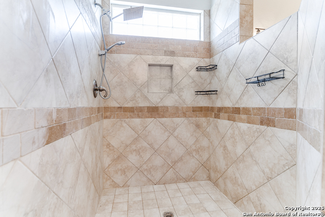 Listing photo id 16 for 915 Midnight