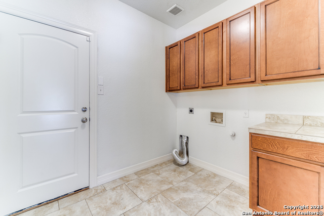 Listing photo id 17 for 915 Midnight