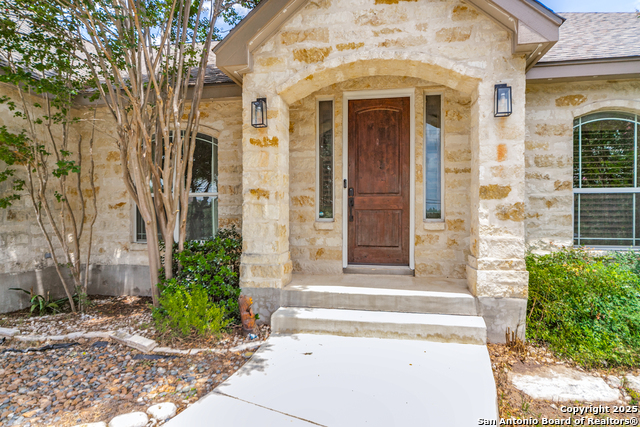 Listing photo id 0 for 915 Midnight