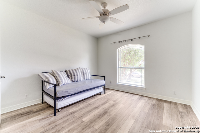 Listing photo id 19 for 915 Midnight