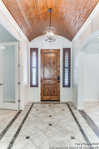 Listing photo id 2 for 915 Midnight