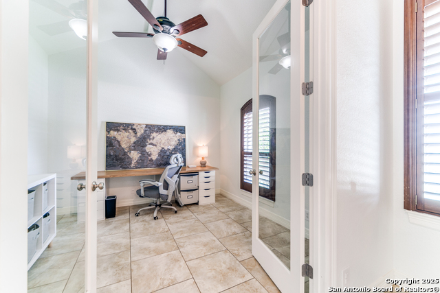 Listing photo id 3 for 915 Midnight