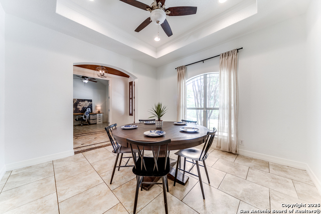 Listing photo id 4 for 915 Midnight