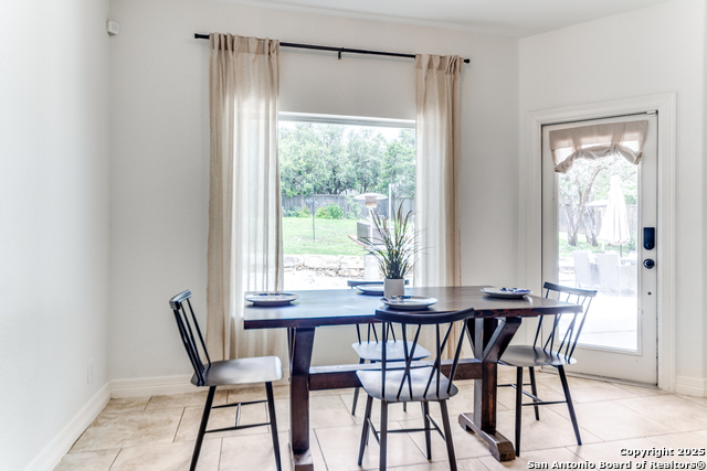 Listing photo id 5 for 915 Midnight