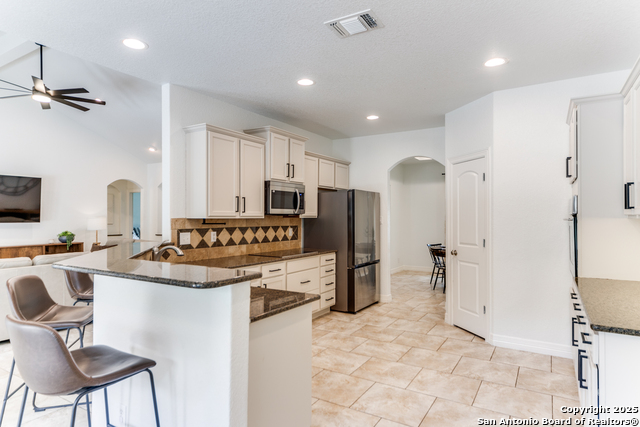 Listing photo id 6 for 915 Midnight