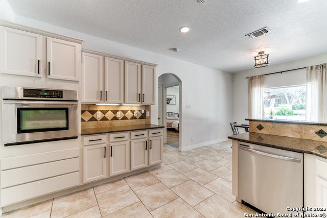 Listing photo id 7 for 915 Midnight